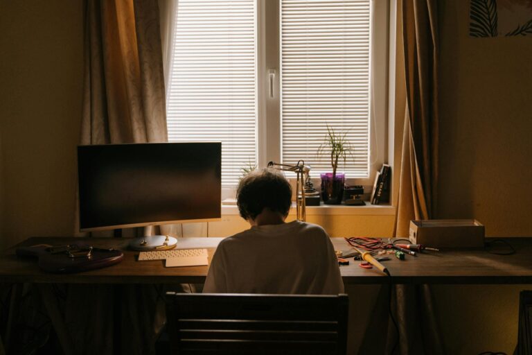 Les Éléments de Décoration Geek Incontournables de 2025
